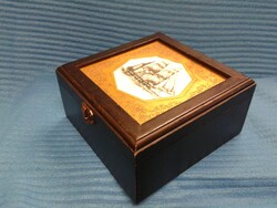 Régi fadoboz, fényképtartóval, 16x16x9 cm