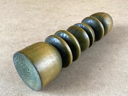 ZÖLD SZÍNŰ, ESZTERGÁLT FA GYERTYATARTÓ 18 CM