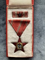MAGYAR NÉPKÖZTÁRSASÁGI ÉRDEMÉREM ARANY FOKOZATA 1949 EREDETI DOBOZÁBAN