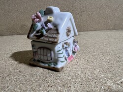 Régi porcelán házikó figura. 4252