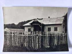 Régi fekete-fehér fotó Simon Menyhért háza 1956 - 9x6cm