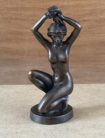 RÁCZ EDIT (1936-) 1982-ES FÉSÜLKÖDŐ NŐI AKT BRONZÍROZOTT, MŰGYANTA SZOBOR 22 CM