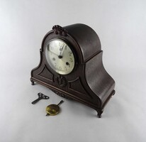 1V171 Régi faragott Kienzle bútoróra felhúzókulccsal