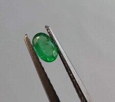 Smaragd - 0,25 ct, 5,2x3,3x2,2 mm (4117) - nagyon szép szín!