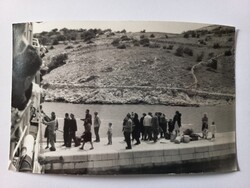 Régi fekete-fehér fotó, Horvátország - Stara Baška nehéz kirakodás a hajóról 1965 14x9,5