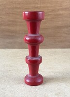 VÖRÖS SZÍNŰ, ESZTERGÁLT FA GYERTYATARTÓ 19 CM