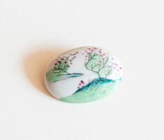 Porcelán bross cseresznyefavirágzást ábrázoló mini festéssel - melltű, kitűző