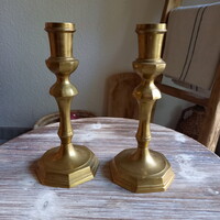 Szépséges régi réz gyertyatartó pár (17,5 cm)