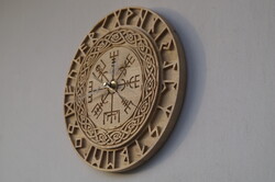 Vegvísir falióra rúnákkal, diófából (28,5 cm)