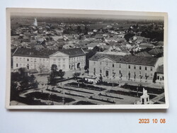 Régi postatiszta képeslap: Nagykőrös, látkép a Hősök terével