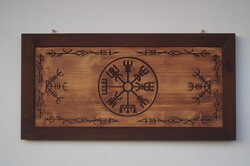 Vegvísir falikép keretezve - északi iránytű motívum fenyőfából (59×29 cm)