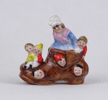 1U704 Régi porcelán mini figura cipőből előbújó anyóka és manók 5 cm
