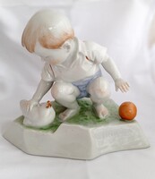 Zsolnay tyúkot etető kisfiú figura (Sinkó)