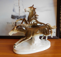 Carl Scheidig porcelánfigura vágtató lovak