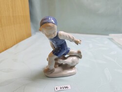 T2196 GH&Co porcelán fiú libával