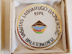 Plakett VASUTAS LABDARUGÓ BAJNOKSÁG BALATONKENESE 1974 Hollóházi porcelán