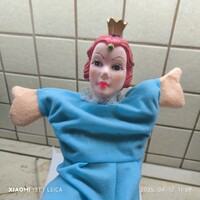 Gumi fejű,posztóruhás,szép királylány báb. Hossza: 30 cm