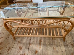 Rattan asztal üveglappal - újságtartóval, kifejezetten megkímélt állapotban (117x57 cm)
