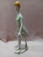 2502/49 Retro Hollóházi porcelán sétáló nő figura kockás mintás szoknyában