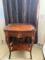 Pompás, intarziás kisasztal antik eleganciával