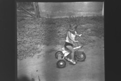 Régi fotónegatív kisfiú Rakéta triciklin  1960-es évek