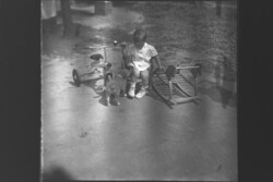 Régi fotónegatív kislány Rakéta biciklivel és kölyökkutyával 1960-es évek