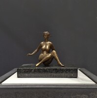 Kisméretű bronz szobor, akt, gránit talapzaton