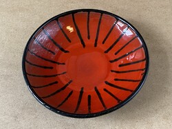 IPARMŰVÉSZETI VÁLLALATOS, FEKETE ÉS VÖRÖS SZÍNŰ, RETRO KERÁMIA TÁL 20 CM
