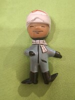 ﻿MZ baba 1960–1965-ből. MZ Motorkerékpár gyár hivatalos reklám figurája, DDR Zschopau, 65 x 35 mm