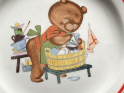 MOSOGATÓ MACKÓ, ZSOLNAY PORCELÁN MESE TÁNYÉR 15.8 CM