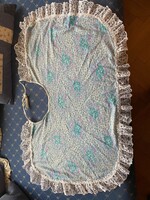 Szép,virágmintás,csipkés fésülködő kendő. Anyaga nylon és csipke. Mérete. 72x38 cm