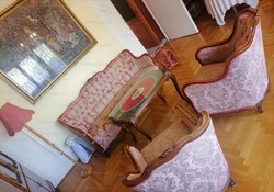 Neo barokk bútorok egy háló szoba és egy nappali berendezésnyi.