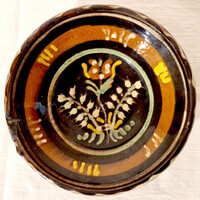 Tamás - Sötétbarna alapon virágmintás kerámia fali dísztányér, tál (M=4, D=17) (135.)