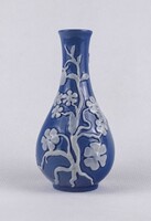 1U236 Ritka kék színű fehér virágmintás - pate sur pate - Herendi porcelán váza 15.6 cm