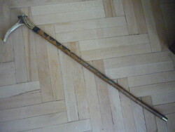 Régi agancsfejes ágbot, sétabot, túrabot, 11 db. különféle botcímkével 81 cm.