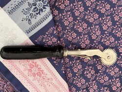 Öreg, de szép állapotú rádli (szabó kellék)