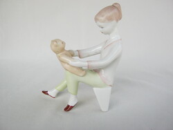 Aquincumi porcelán kislány macival