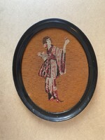 EURÓPAI NŐ, ÁZSIAI KIMONÓBAN, ART DECO KÉZIMUNKA FALIKÉP OVÁLIS KERETBEN 27.5 X 34 CM