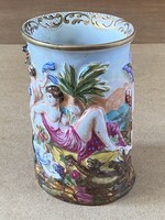ANTIK NÁPOLYI, FESTETT PORCELÁN EDÉNY, PLASZTIKUS MITOLÓGIA JELNETTEL 14.3 CM