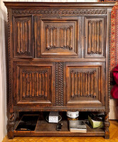 Antik faragott tömörfa tálalószekrény (171,5x131,5x47 cm)