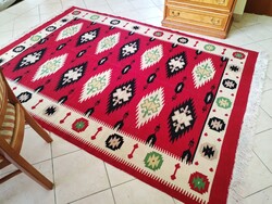 NAGYMÉRETŰ BORDÓ KILIM SZŐNYEG - 166x250 CM