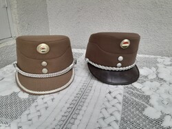 2 db katonai sapka egyben
