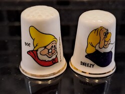 Angol porcelán gyűszű Tudor és Hapci törpékkel Walt Disney Hófehérkéjéből