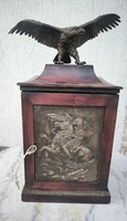 Antik kis szekrényke Bronz Turul Sas szobor  Napóleon fém kép az ajtón