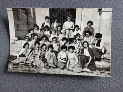 D206104  Fotó - Csoportkép - A milleniumi emlékműnél - 1958 debreceni iskoláslányok