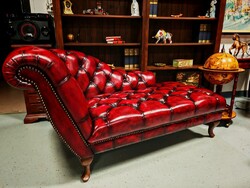Páratlanul szép eredeti bőr Chesterfield szófa , kanapé , ülőke új állapotban antikolt bordó színben