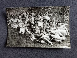 D206107  Fotó - Csoportkép - Csesznek - Pihenés a cseszneki várban - 1958 debreceni iskoláslányok