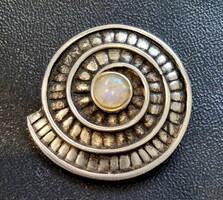 Jelzett vintage Ón, ammonit bross kitűző szivárványos holdkővel