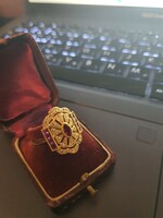Aranyozott  fém (vintage) gyűrű, foglalt színes kövekkel.