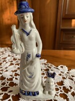 Porcelán hölgy hegedűvel és nyuszival